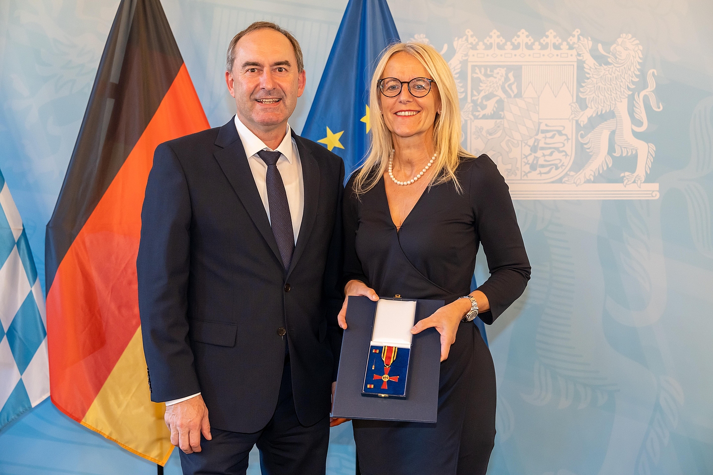 065-24-10-18-Bundesverdienstkreuz_Caroline_Trips.jpeg