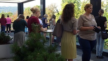 Netzwerken beim Firmenbesuch auf dem Golfplatz