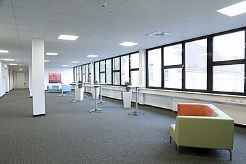 Dateiname: IHK-Bildungszentrum-Wuerzburg-Haus-A-Aufenthaltsbereich-Flur-0030.jpg