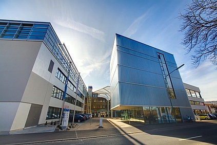 Innenhof mit Kurzzeitparkplätzen für Besucher