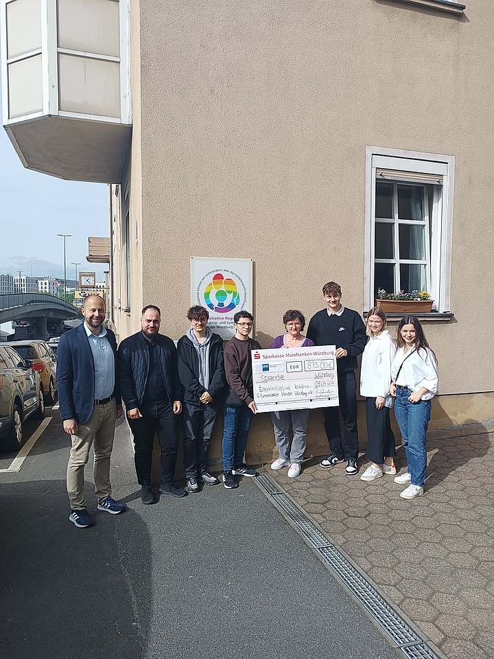 021-24-04-11_Spendenscheckübergabe_Elterninitiative.jpg