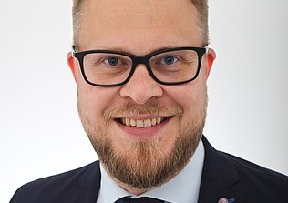 Dr.  Christian Seynstahl