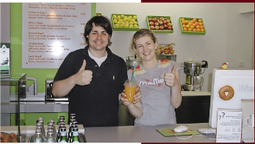 Christoph und Alexandra Bau beim Start ihrer Smoothiebar in der Würzburger Herzogenstraße.